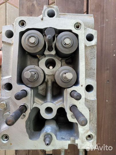 Головка блока цилиндров с клапанами