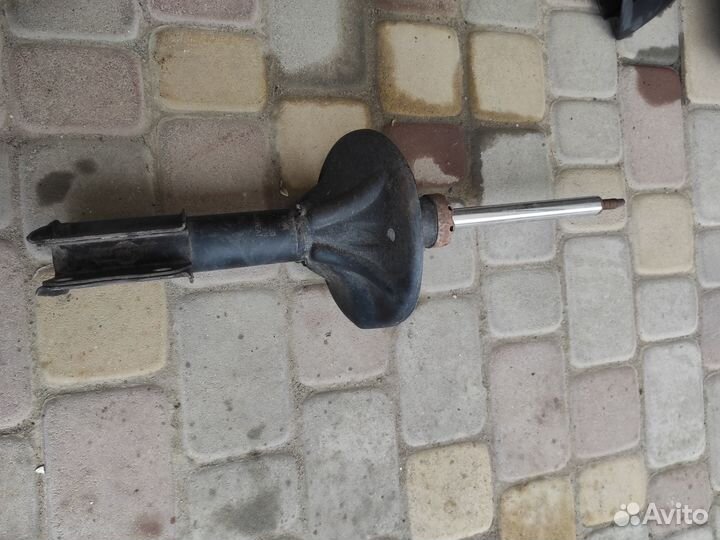 Mitsubishi lancer амортизатор перед MN101957