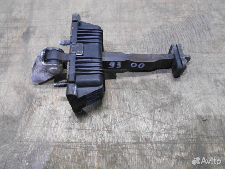 Ограничитель двери от Toyota Avensis II 2003-2008