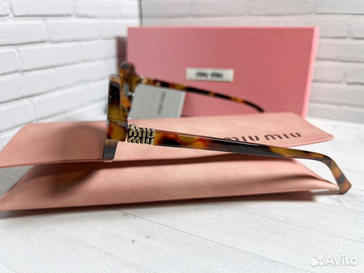 Солнцезащитные очки Miu Miu хит сезона