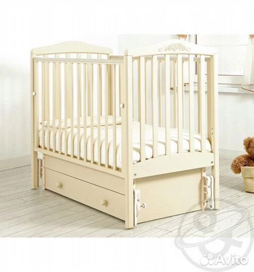 Детская кроватка с универсальным маятником