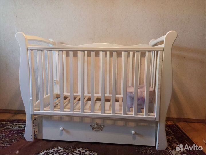 Детская кроватка с универсальным маятником