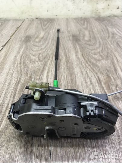Замок двери задний левый Opel Astra J хетчбэк 5-ти