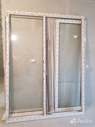 Двухстворчатое пластиковое окно с дверью