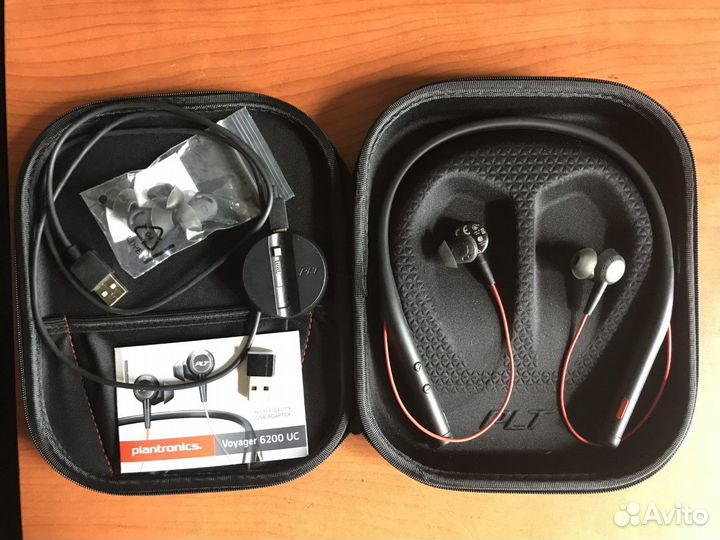 Беспроводная гарнитура Plantronics Voyager 6200 UC