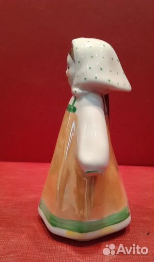 Фарфоровая статуэтка 