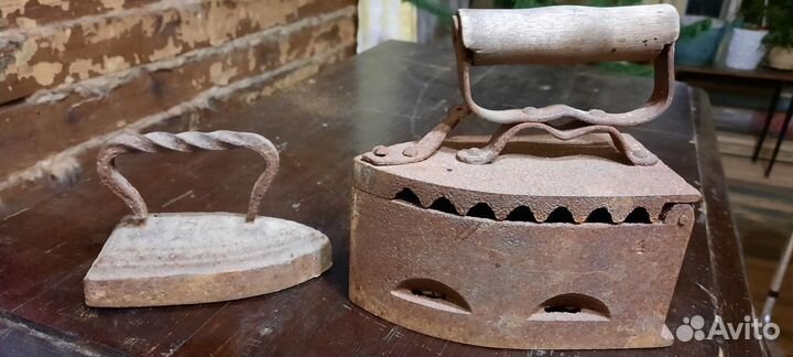 Старинный угольный утюг