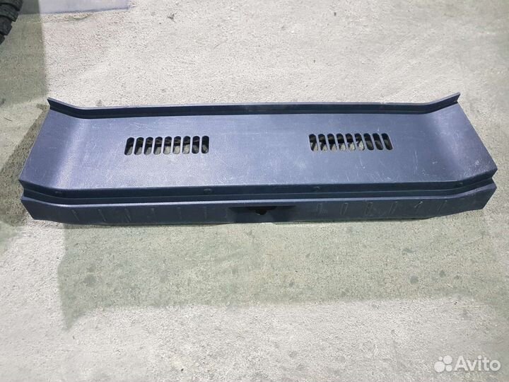 Накладка замка багажника Nissan note e11