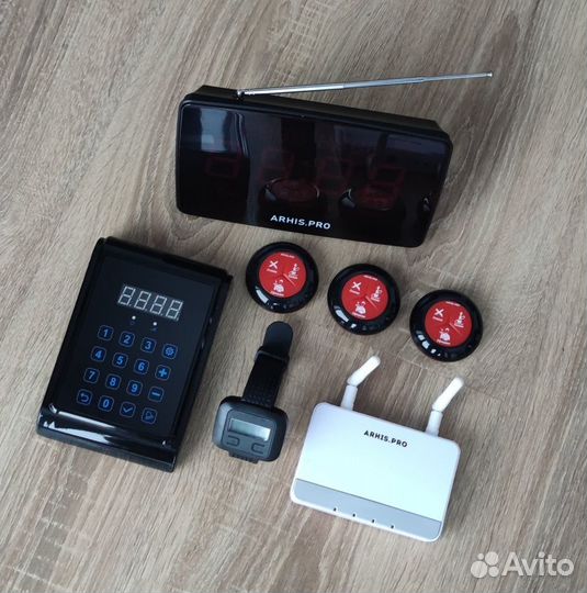 Кнопка вызова официанта, персонала с часами