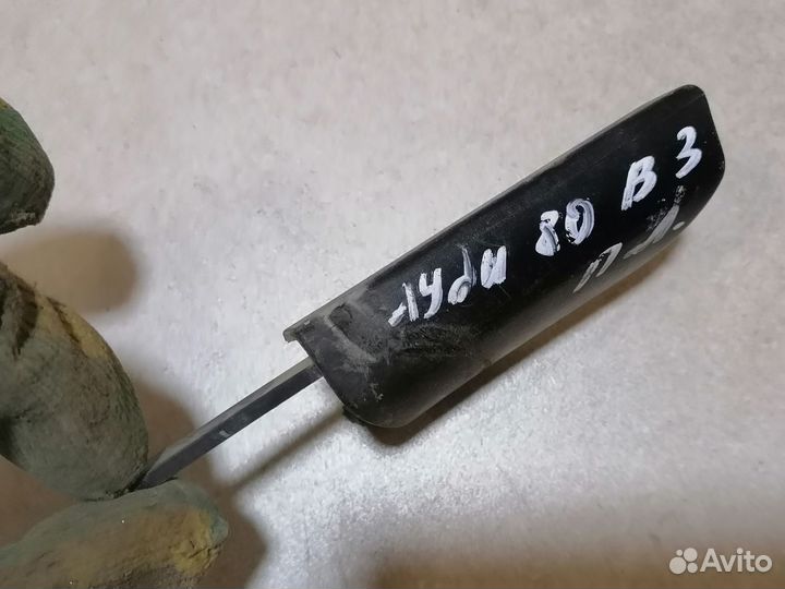 Уголок передней левой двери Audi 80 B3