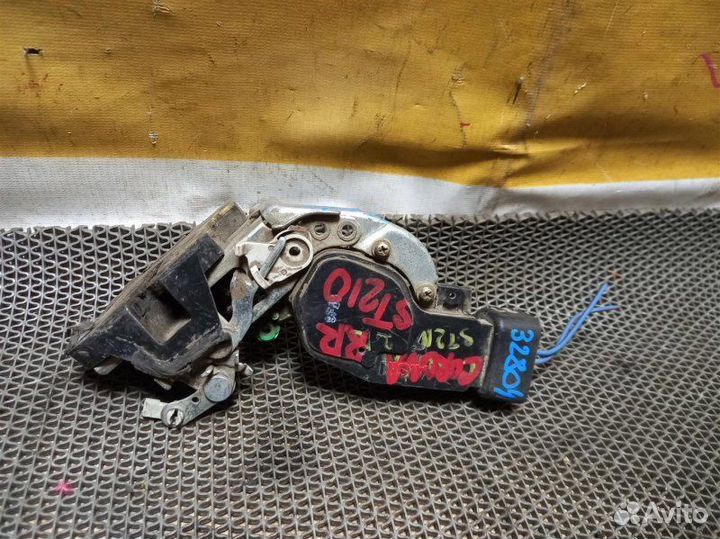 Замок двери задний правый Toyota Corona Premio