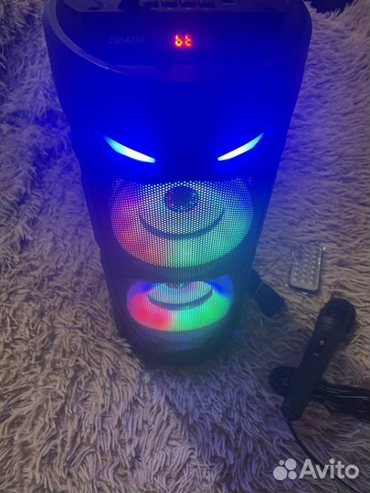 Музыкальная колонка с микрофоном.Новая