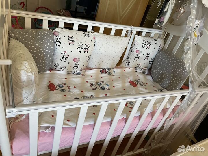 Детская кроватка с маятником и матрасом