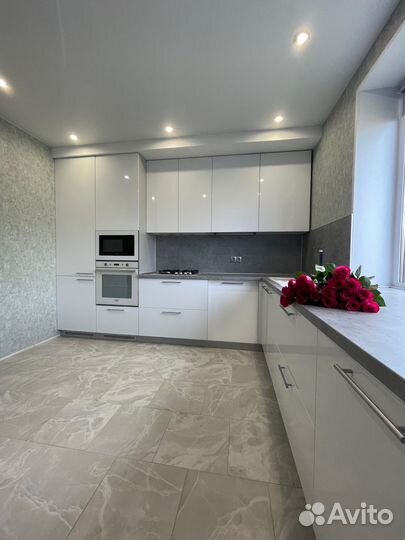 Кухня на заказ под потолок