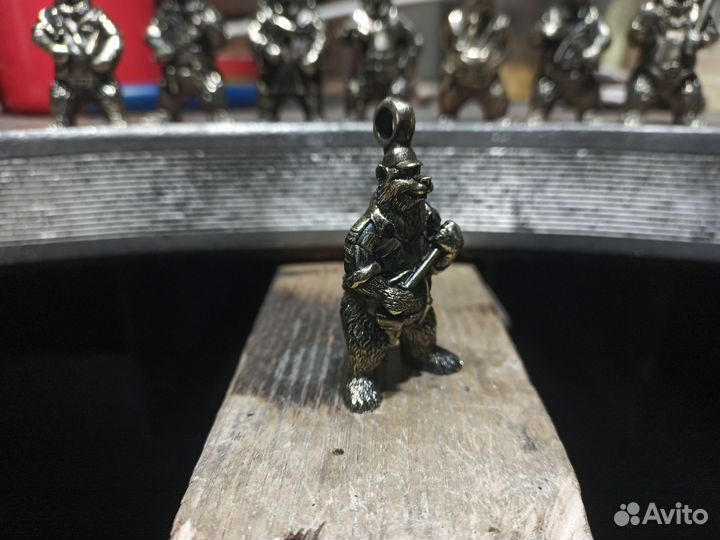 Латунный брелок на ключи медведь полицейский