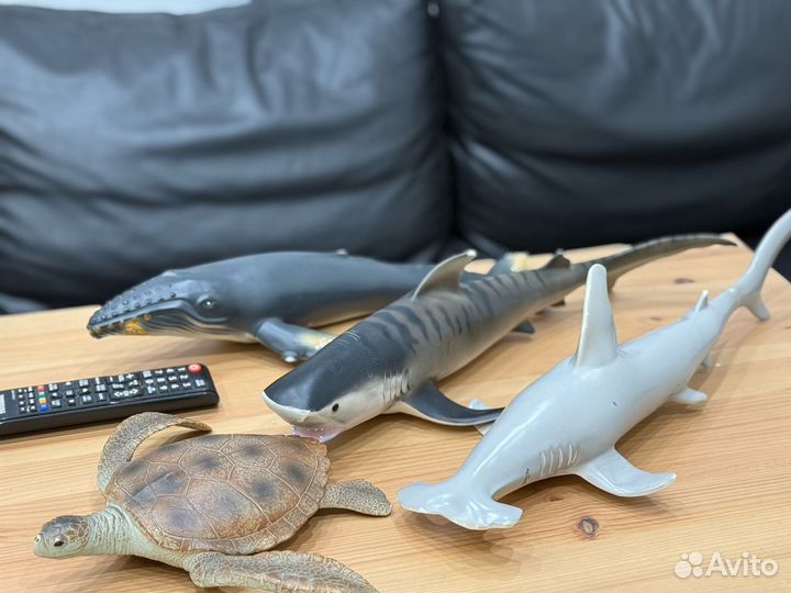 Игрушка черепаха и акулы