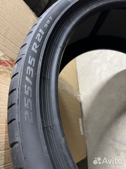 Pirelli P Zero PZ4 255/35 R21 98Y