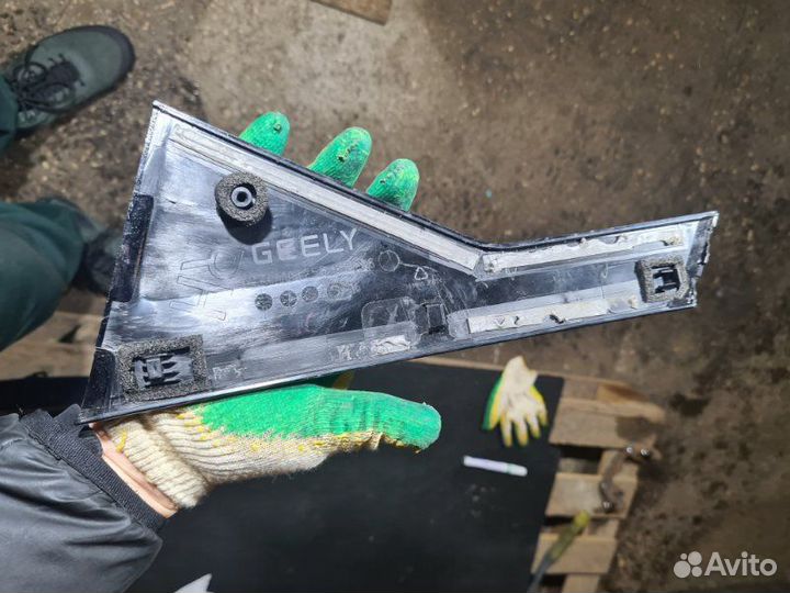 Молдинг двери задний правый Geely Coolray SX11