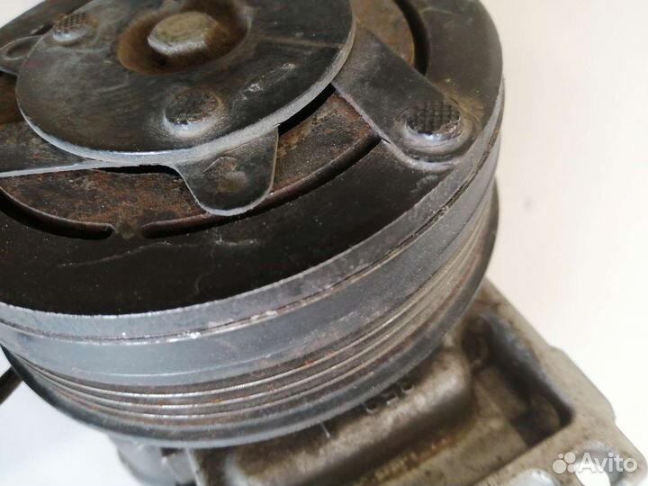 Компрессор кондиционера на Субару 73111FG000