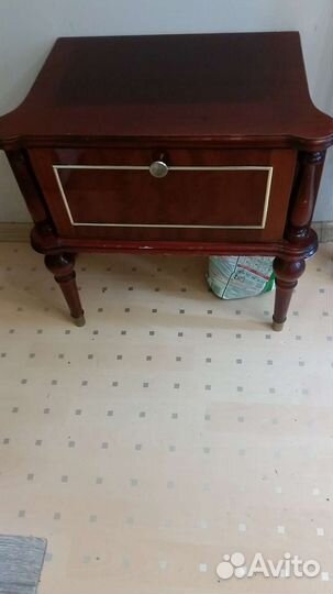 Тумбочка прикроватная