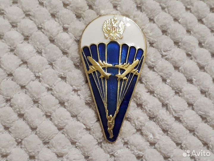 Тяжелый знак Парашютист России эмаль винт
