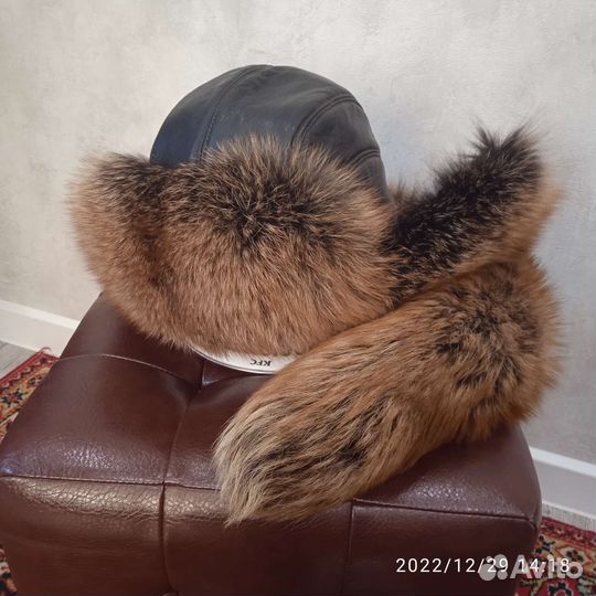 Мужская лисья щапка и три женские кроличьи шапки