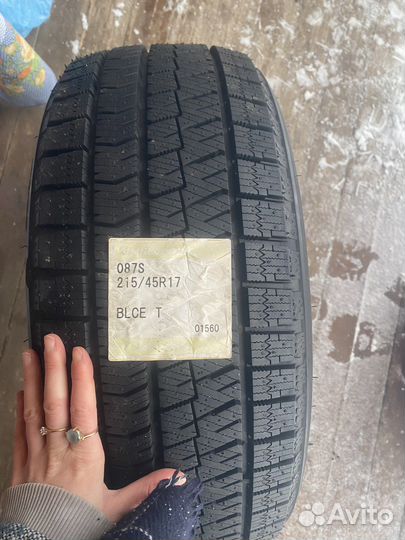 Bridgestone Blizzak Ice 215/45 R17 91