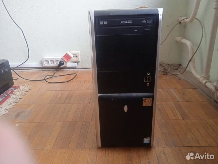 Два старых корпуса компьютеров