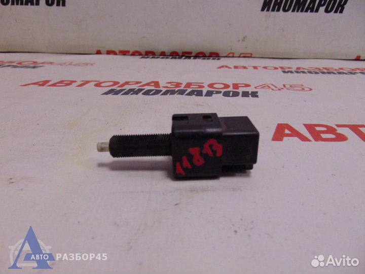 Датчик включения стопсигнала для Nissan Navara / F