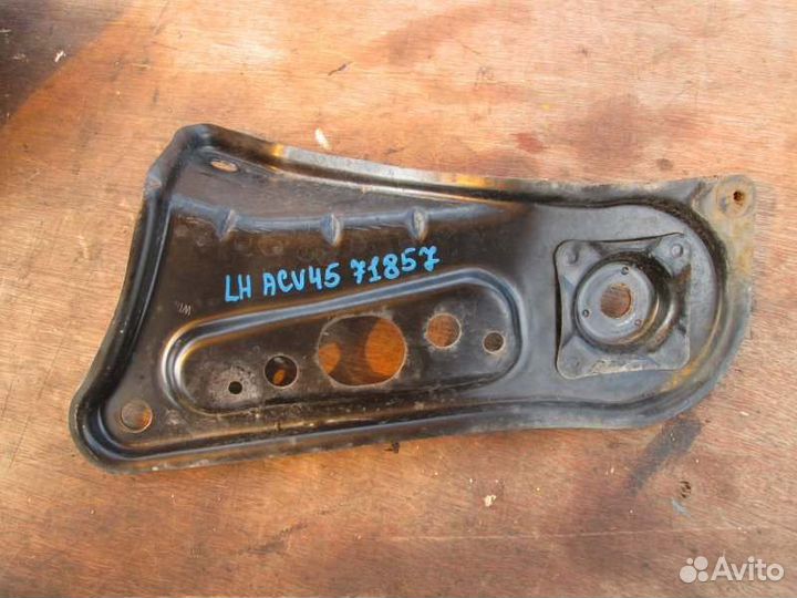 Кронштейн балки двигателя передний левый Toyota