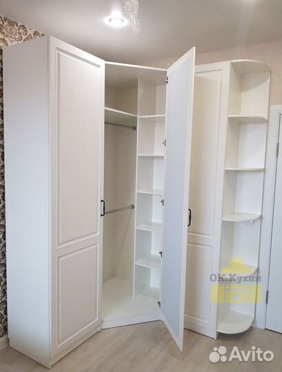 Зеркальный шкаф