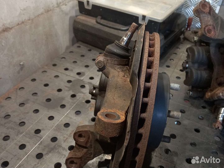 Передние диски и суппорта Субару Форестер 2008