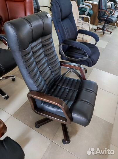 Офисное кресло