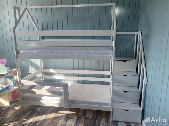 Двухъярусная кровать с лестницей комодом