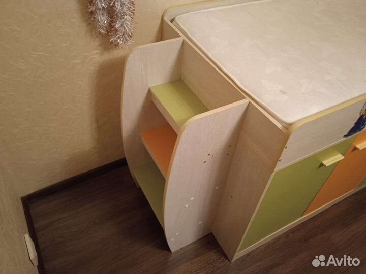 Кровать чердак со столом и шкафом