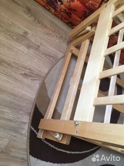 Детская кроватка с маятником