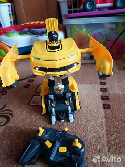 Трансформер Бамблби на пульте