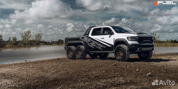 Диски Fuel Rebel 5 R20 на Toyota Tundra Sequoia