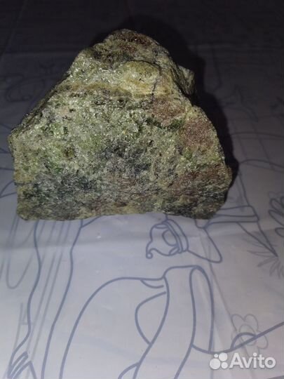 Камень необработанный апатит, 957г