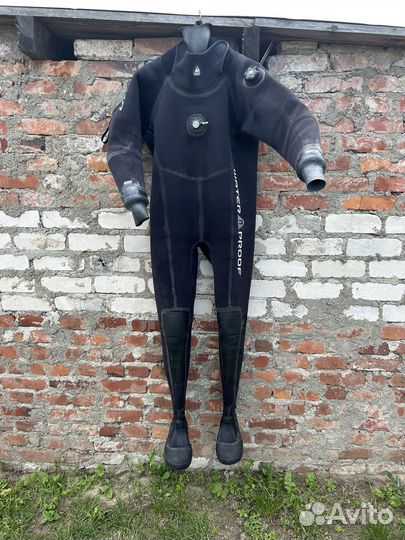 Сухой гидрокостюм для дайвинга