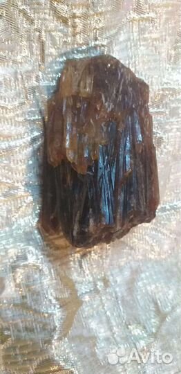 Натуральный самородок янтаря