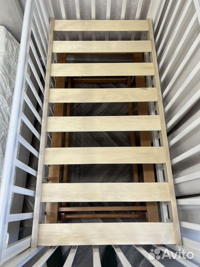 Детская кроватка с маятником