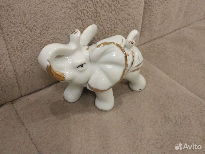 Слон фарфоровый статуэтка