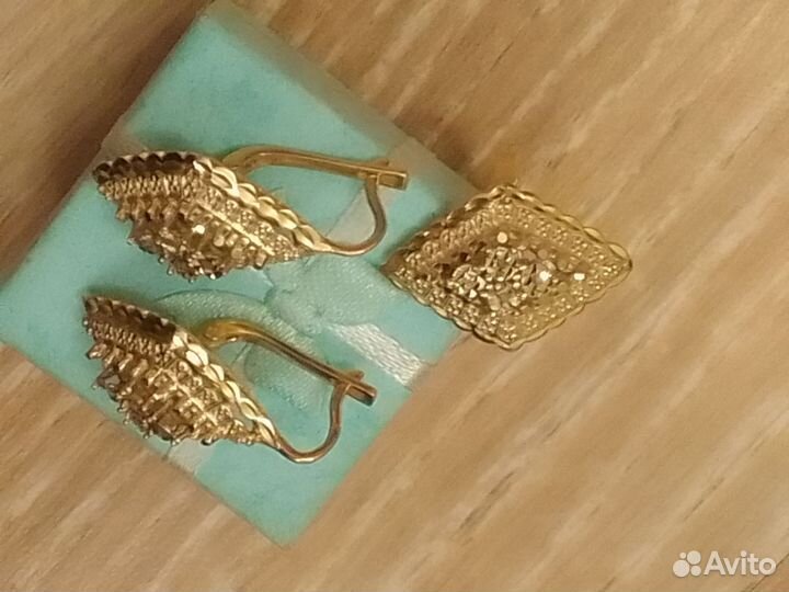 Золотые серьги и кольцо с бриллиантами