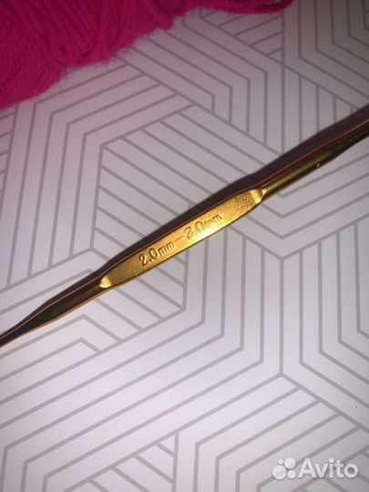 Пряжа и крючок для вязания