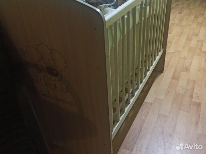 Детская кроватка с маятником и ящиком