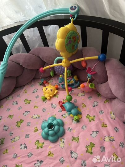 Детская кроватка с маятником