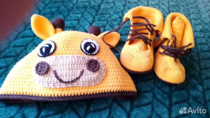 Вязаная шапка и ботиночки