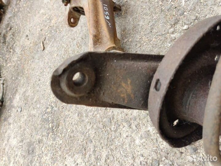 Стойка амортизатора передняя левая Opel Vectra A