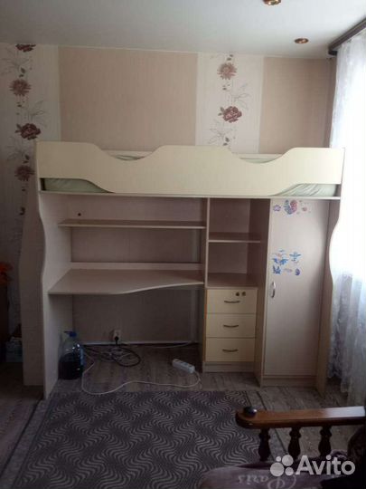 Детская кровать чердак со столом и шкафом